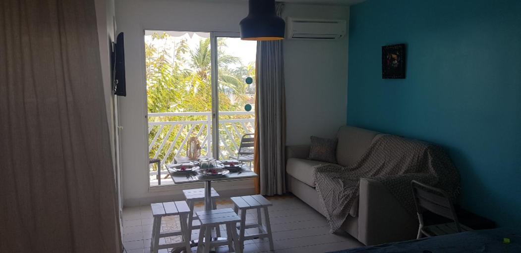 Tres Bel Appartement Avec Vue Mer, Acces Direct A La Plage Et Piscine Surveillee Saint-Francois  Exterior foto